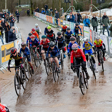 Wielrenvereniging fietsen in groep in parcours - NK Veldrijden 2026