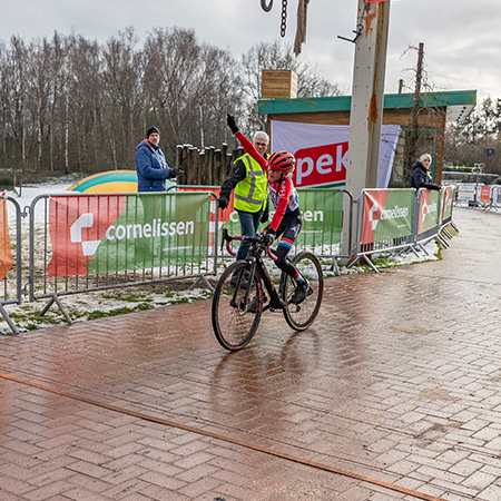 Jeugd veldrijder rijdt over finishlijn – NK Veldrijden 2026