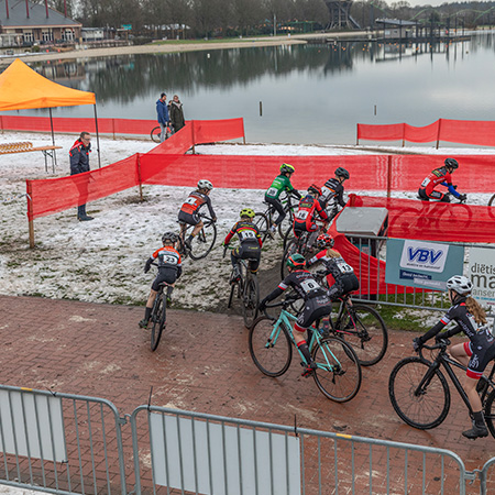 Wielrenvereniging Uden Jeugd rijden door besneeuwd parcours - NK Veldrijden jeugd 2026