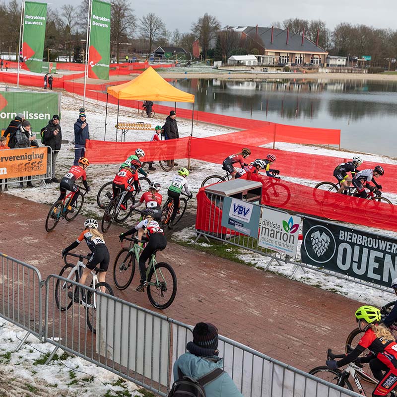 Wielrenvereniging Uden Jeugd rijden door besneeuwd parcours - NK Veldrijden jeugd 2026